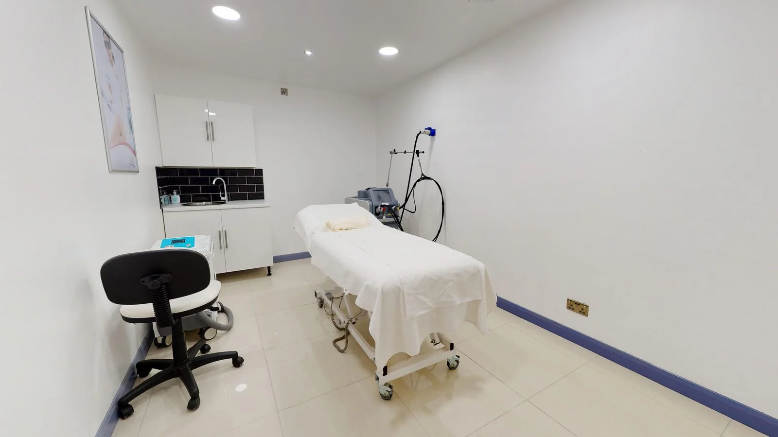Treatment room at the CoLaz Derby clinic with shockwave and radio-frequency equipment for body and skin protocols
