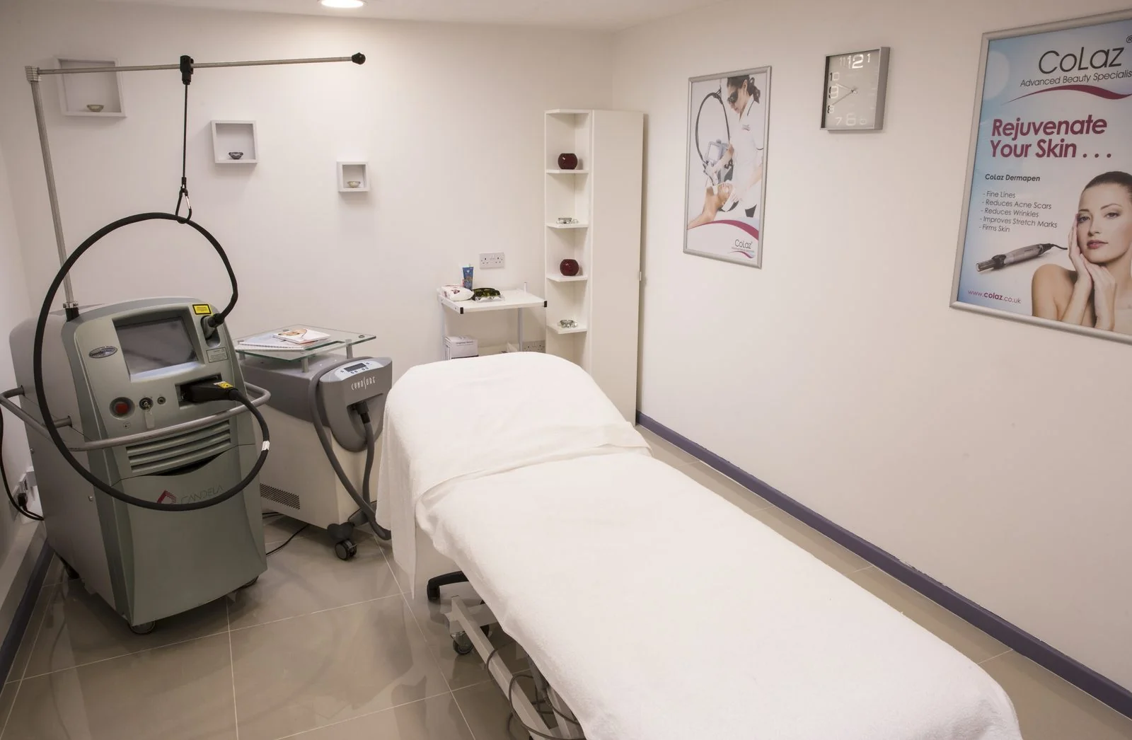 Laser treatment room at the CoLaz Reading clinic with Candela laser device and clinical bed